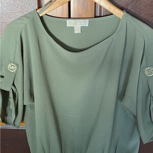Women’s top sz M olive green color